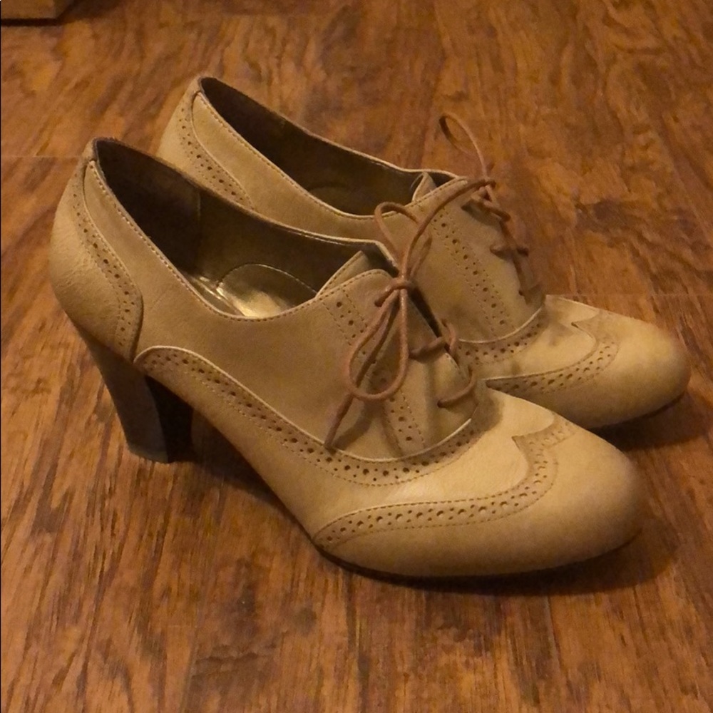 Lace-up Oxford heels